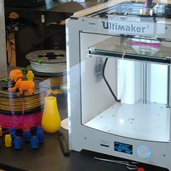 3D tiskalnik, ki tiska s pomočjo svetlobe