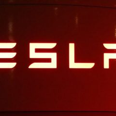 Tesla ne bo zaprla vseh trgovin, bo pa zvišala cene vozil