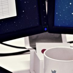 Prihranite do dve uri in pol dnevno z uporabo dveh monitorjev