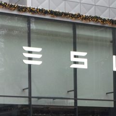 Tesla zapira fizične trgovine