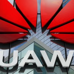 Vedno več podjetij prekinja poslovne stike s Huaweijem