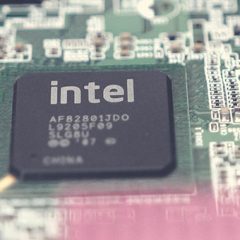 Odkrita nova varnostna pomanjkljivost Intelovih procesorjev