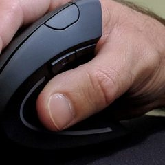 Recite stop bolečinam v zapestju in pričnite uporabljati ergonomsko miško