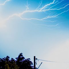 Zavarujte svoje naprave pred udari strel s prenapetostno zaščito