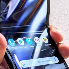 Motorola svetuje previdno ravnanje z novim prepogljivim telefonom Razr