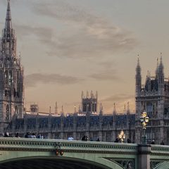 Britanska vlada razmišlja o izključitvi Huaweija iz 5G omrežja